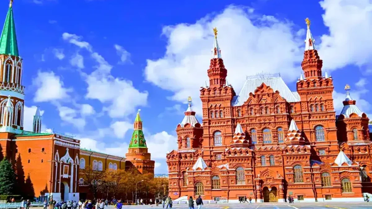 Historical Routes: Interactive Activities in Iconic Cities